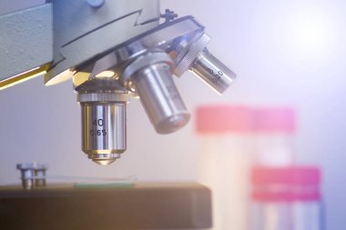 Tıp, bilim ya da kimya alanındaki laboratuvar ve laboratuvar araştırmaları için mikroskop. Öğrenciler, doktorlar ve araştırmacılar için bilimsel veya eğitici bir cihaz. Hücrelerin incelenmesi. bakteri ve virüsler.