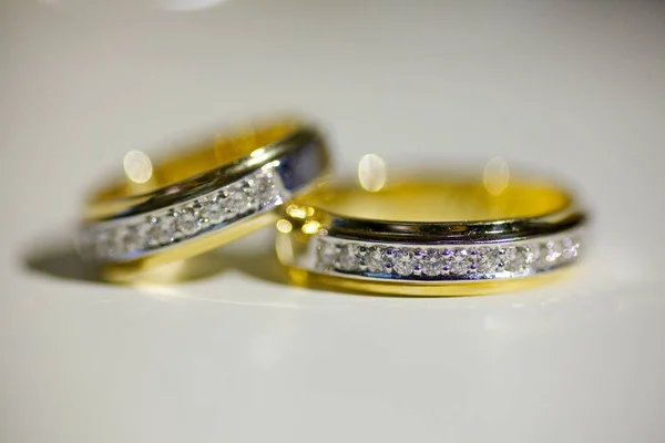 Anéis Casamento Casamentos Estão Espelho Que Reflete Superfície Feriados Celebrações — Fotografia de Stock