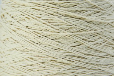 Büyük bir makara beyaz pamuk kalın ip ya da ip. Gıda üretiminde veya ambalajda kullanın. Çeşitli ürünlerin endüstriyel kullanımı.