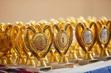 Yarışmayı kazandığın için kupayı ödüllendir. Spor anlayışı, sağlıklı bir yaşam tarzı ve kazanma arzusu..