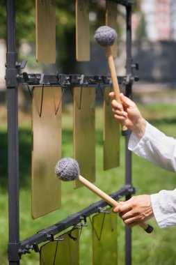 Şaman ya da Budist tapınaklarında dini müzik çalmak için bir müzik aleti. Müzik performansı için gong