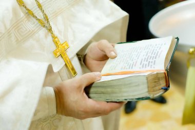 Bir Hıristiyan kilisesinden elinde İncil tutan bir rahip.