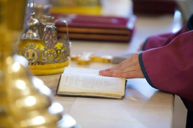 Ermeni Kilisesi 'nin Hıristiyan rahibi elinde bir İncil tutuyor.