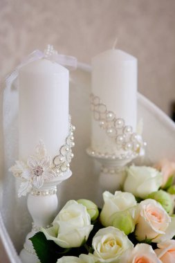 Düğün kutlaması için hediye kutusu ve mumlar..