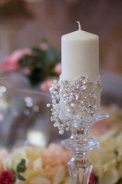 Düğün ya da şenlik masasının süsü olarak mumlar.