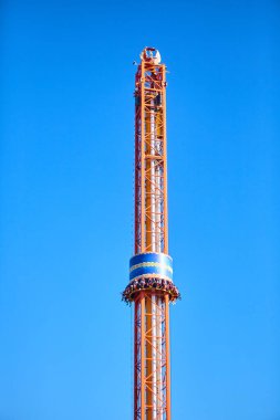 Sochi, Rusya - 10 Ekim 2019: Mavi gökyüzüne karşı bir lunaparkta hız treni. Soçi parkında eğlence ve eğlence kavramı..