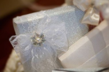 Kurdelelerle süslenmiş hediye kutuları. Tatil ve eğlence kavramı.