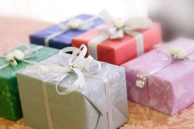 Kurdelelerle süslenmiş hediye kutuları. Tatil ve eğlence kavramı.