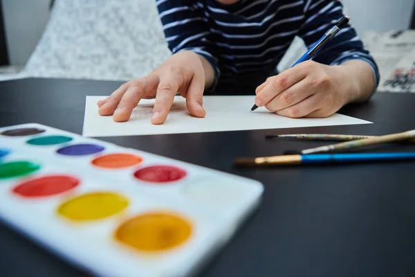 Kinderhandjes Met Een Blauw Potlood Tekenen Een Tekening Wit Papier — Stockfoto