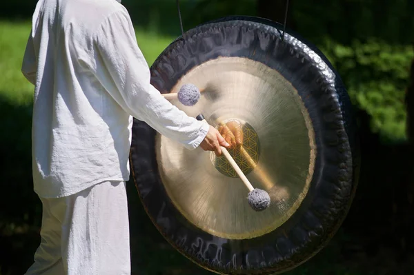 A musical instrument for playing religious music in shamanistic or Buddhist temples. Gong for music performance.
