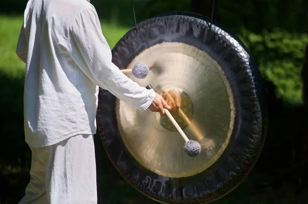 Şaman ya da Budist tapınaklarında dini müzik çalmak için bir müzik aleti. Müzik performansı için gong.