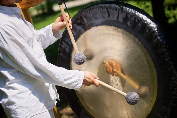 Şaman ya da Budist tapınaklarında dini müzik çalmak için bir müzik aleti. Müzik performansı için gong.