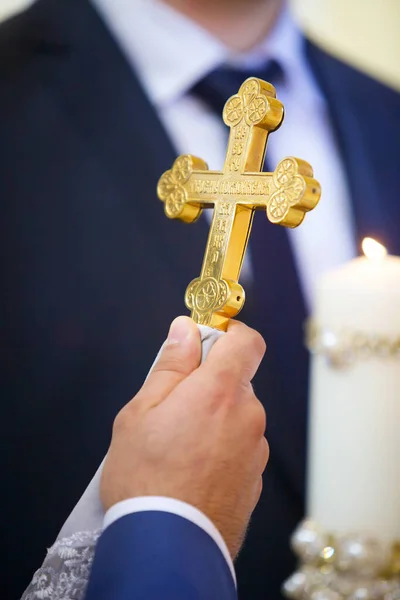 Рука Чоловіка Тримає Християнський Хрест Поняття Віри Релігії Їхніх Символів — стокове фото