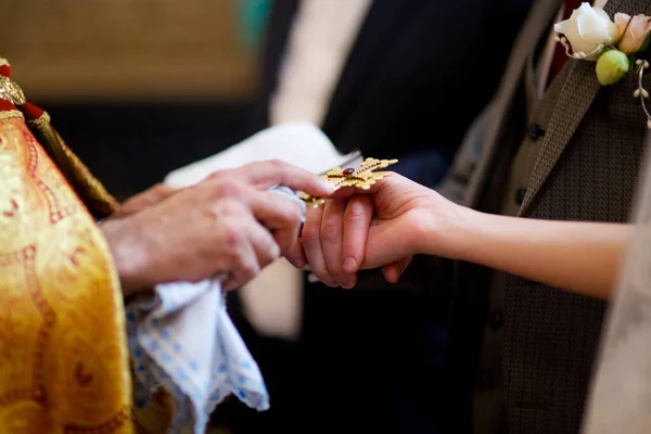 Mani Degli Sposi Novelli Croce Del Sacerdote Alle Nozze Nella — Foto Stock