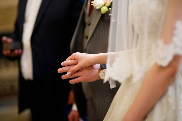 Mains Des Jeunes Mariés Mariage Dans Église Devant Autel — Photo