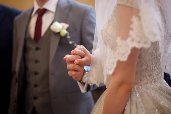 Handen Van Pasgetrouwden Bruiloft Kerk Voor Het Altaar — Stockfoto