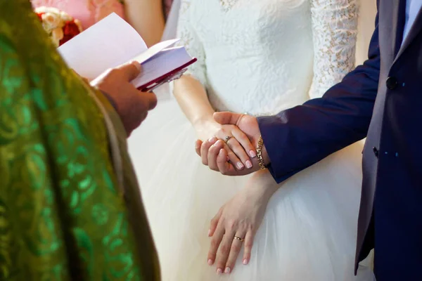 Mains Des Jeunes Mariés Mariage Dans Église Devant Autel — Photo