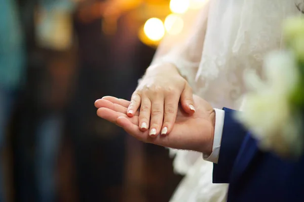 Mains Des Jeunes Mariés Mariage Dans Église Devant Autel — Photo