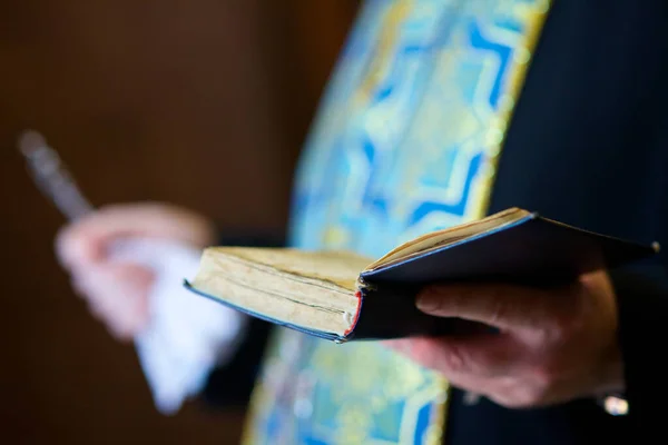 Християнський Священик Вірменської Церкви Тримає Біблію — стокове фото