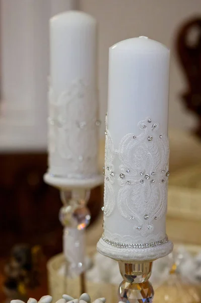 蜡烛作为婚礼或喜庆桌上的装饰品 — 图库照片