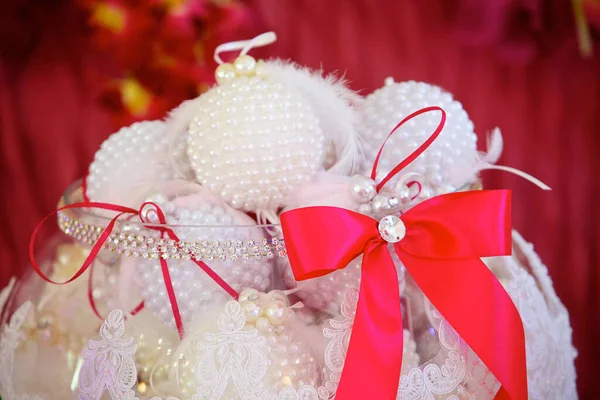 在婚礼或其他庆祝活动中送给客人的精美礼物 用织物和缎带装饰 — 图库照片