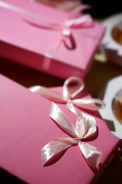 Κουτιά Δώρα Διακοσμημένα Κορδέλες Έννοια Των Διακοπών Και Της Ψυχαγωγίας — Φωτογραφία Αρχείου