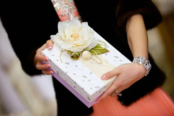礼品盒 有优雅的女性手 假日和娱乐的概念 — 图库照片
