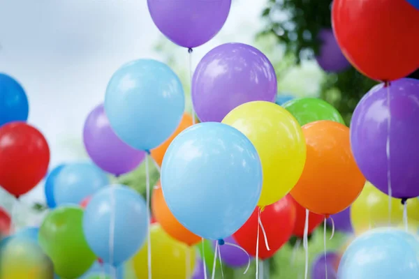 子供の休日や誕生日の装飾としてヘリウムで満たされたさまざまな色の風船 — ストック写真