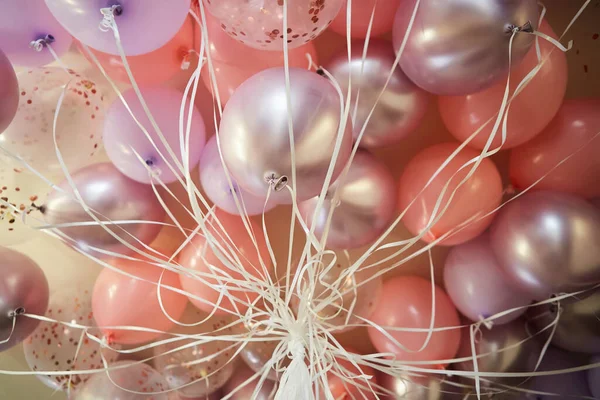 Ballonnen Van Verschillende Kleuren Gevuld Met Helium Als Decoratie Een — Stockfoto