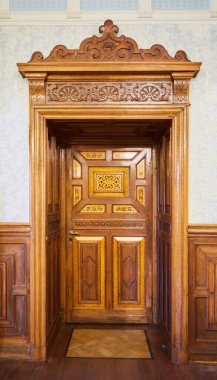 Binanın mimarisinin eski ahşap kapısı.