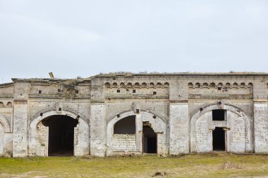 Eski bir tarihi binanın kalıntıları, mimari ve tarih, kazılar ve kültür.