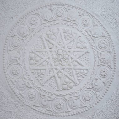 Binanın cephesinde zarif güzel tarihi bas-reliefs