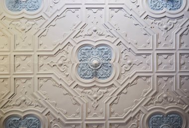 Binanın cephesinde zarif güzel tarihi bas-reliefs