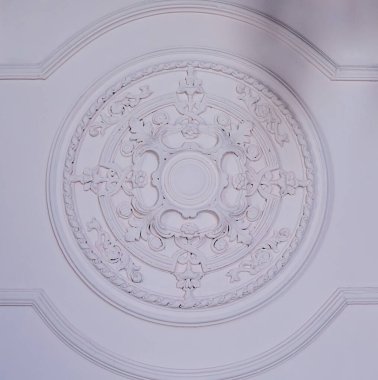 Binanın cephesinde zarif güzel tarihi bas-reliefs