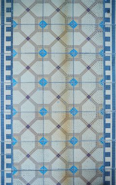 Binanın zemininde ve duvarlarında zarif tarihi seramik fayanslar var. İç dekorasyon için mimari unsurlar.