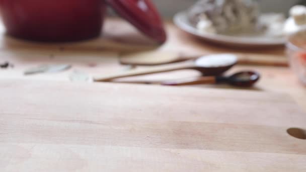 Een Vrouwenhand Legt Champignons Tafel Het Concept Van Koken Recepten — Stockvideo