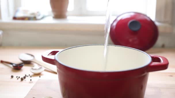 Wasser Wird Einen Roten Kochtopf Gegossen Küche Geschirr Und Zubehör — Stockvideo