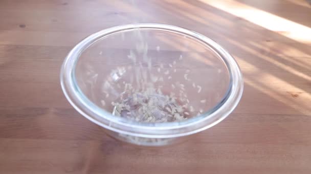 Rijstkorrels Worden Een Transparante Kom Gegoten Koken Van Rauw Voedsel — Stockvideo