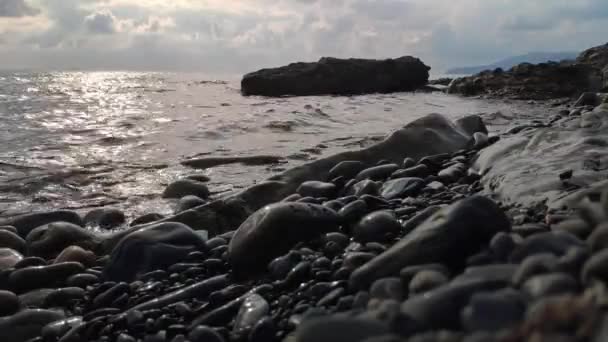 Prachtige Zonsondergang Zee Het Klapperen Van Golven Rotsen Aan Kust — Stockvideo