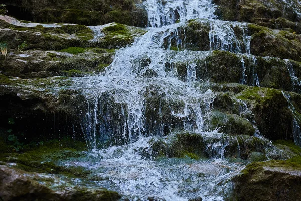Gebirgswasserfall Wald Ein Großer Lärmender Wasserstrom Eine Wilde Natürliche Quelle — Stockfoto