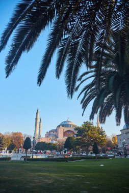 İSTANBUL, TURKEY - 22 Kasım 2021: Meşhur AyaSophia Camisi. Bizans ve Osmanlı İmparatorluğu 'nun tarihi.