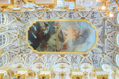 St. Petersburg, Rusya - 27 Mayıs 2021 Hermitage Müzesi, tavan resmi. Tarihi bir sanat eseri..