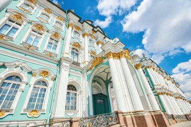 St. Petersburg, Rusya - 27 Mayıs 2021 Kış Sarayı Cephesi veya Hermitage. 17. yüzyılın mimarisi..
