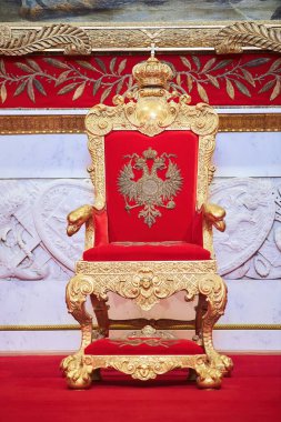 St. Petersburg, Rusya - 27 Mayıs 2021 Hermitage Müzesi, Saray Taht Odası. Bir kaidede kırmızı bir taht. Şık saray iç dekorasyonu.