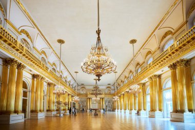 St. Petersburg, Rusya - 27 Mayıs 2021: Hermitage Müzesi, sarayın salonlarından biri. Şık saray iç dekorasyonu.