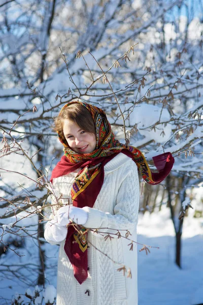 Ένα Κορίτσι Ευρωπαϊκής Εμφάνισης Στο Χωριό Στέκεται Στο Δρόμο Χειμώνας — Φωτογραφία Αρχείου