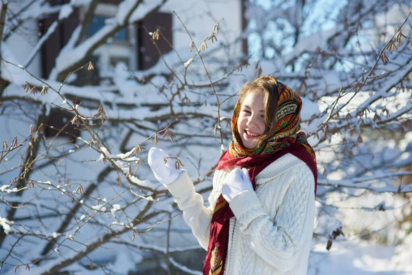 Dziewczyna Europejskim Wyglądzie Wiosce Stoi Ulicy Zima Zewnątrz Mróz Słoneczny — Zdjęcie stockowe