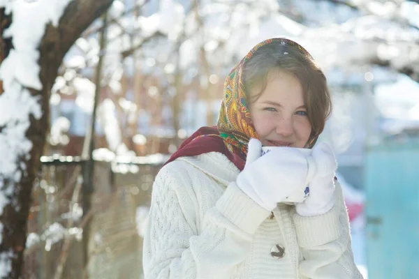 Dívka Evropského Vzhledu Vesnici Ulici Horkým Šálkem Teplého Čaje Zima — Stock fotografie
