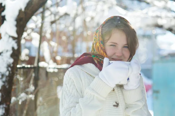 Una Ragazza Aspetto Europeo Nel Villaggio Strada Con Una Tazza — Foto Stock