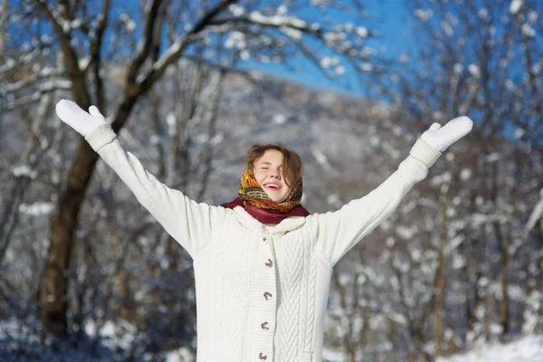Dziewczyna Europejskim Wyglądzie Wiosce Stoi Ulicy Zima Zewnątrz Mróz Słoneczny — Zdjęcie stockowe